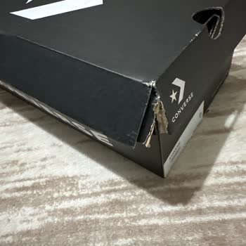 Converse Özensiz Kargo. Yırtık Kutu, Eksik İşlem