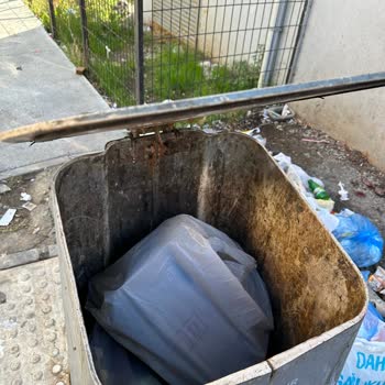 İBB - İstanbul Büyükşehir Belediyesi Çöplerin Toplanmamasından Dolayı