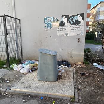 İBB - İstanbul Büyükşehir Belediyesi Çöplerin Toplanmamasından Dolayı