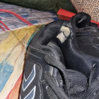 Hummel Ayakkabı 5 Ayda Kullanılmaz Hale Geldi