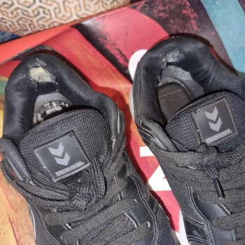 Hummel Ayakkabı 5 Ayda Kullanılmaz Hale Geldi