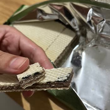 Eti Gıda BİM'den Aldığım Hoşbeş Fındık Kremalı Gofretin İçinde Siyah Şeyler Bulunuyor