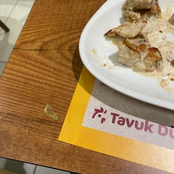 Sera Kütahya AVM Tavuktan Çıkan Plastik Cisim