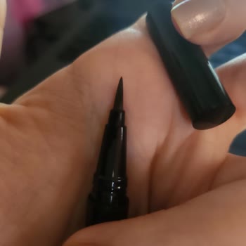 NYX Professional Makeup Loreal Kusurlu Kurumuş Eyeliner