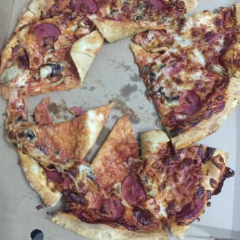 Yemeksepeti Pizza Hut Yere Düşmüş Dağılmış Pizza
