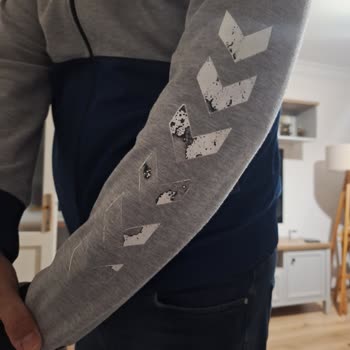 Hummel Hoodie Kollarındaki Ok Deseninin Soyulması