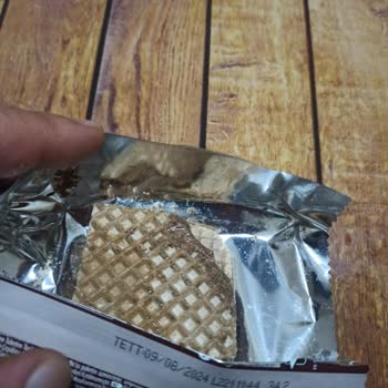 Eti Gıda Eti Bidolu Gofret Bir Parçası Isırılmış