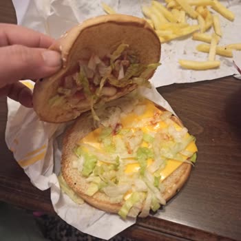 McDonald's Hamburger Diye Ekmek Yedik
