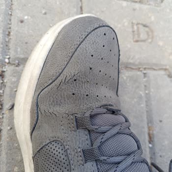 Skechers Ayakkabı Yüzeyinde Çatlamalar Meydana Geldi