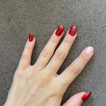 Ena Güzellik Merkezi Bornova. Ena Güzellik Salonu Protez Tırnak Düştü