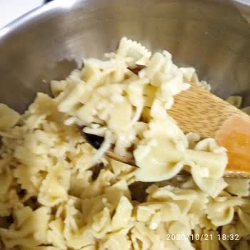 Piyale Makarna Suda Parçalanıyor