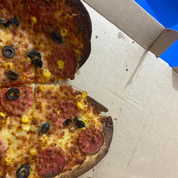 Domino's Pizza Kömür Gibi Yenmesi Gereken Pizzalar