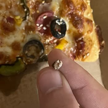 Pizza Hut 'dan Zeytin Çekirdeği Çıktı!
