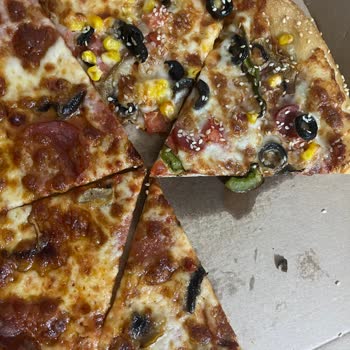 Pizza Hut 'dan Zeytin Çekirdeği Çıktı!