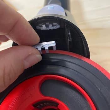 Bosch Seri 7 Dikey Süpürge Gri Plastik Parça Kırılması