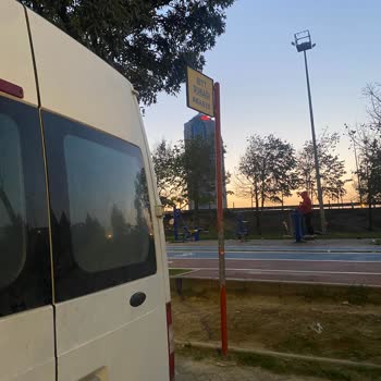 İBB - İstanbul Büyükşehir Belediyesi Bir Otobüs Durağının Durak Olmaması