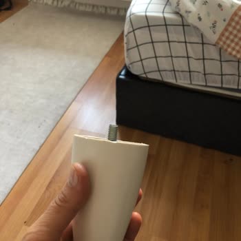 Esme Alışveriş Merkezi 2 Adet Baza Toplamda 8 Ayaklarının Kırılması