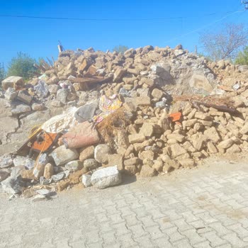Osmaniye Belediyesi Tehlikeli Moloz Yığınları
