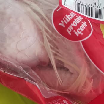 Lezita Bütün Tavuğun İçi Kıl Ve Tavuk Tüyü Dolu