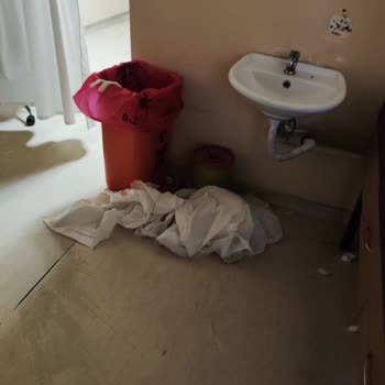 Çeşme Devlet Hastanesi Bel Fıtığı Ağrısıyla Hastaneye Gittik, Yardım Yok, İlgisiz Doktor