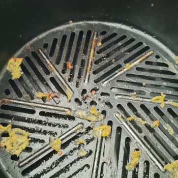 Kumtel Airfryer Izgarasına Her Şey Yapışıyor