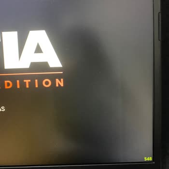 Monster Notebook Bilgisayar Ekran Yırtığı