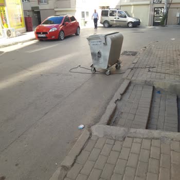Osmangazi Belediyesi Çöp Konteynerlerini Yol Üstüne Atıp Gitmek