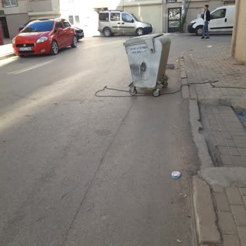 Osmangazi Belediyesi Çöp Konteynerlerini Yol Üstüne Atıp Gitmek