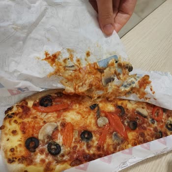 Domino's Pizza Kese Kağıdına Yapışık Pizzetta