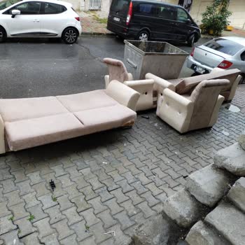 Arnavutköy Belediyesi Çöp Konteyneri Etrafı Pis Ve Dağıtılıyor.