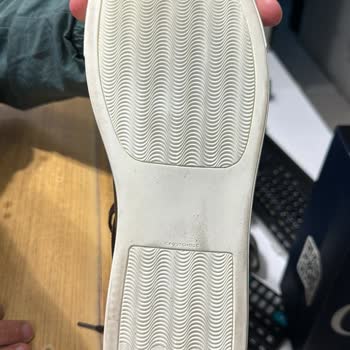 Pelican Mall Alışveriş ve Yaşam Merkezi Çabanı Mağazası Giyilmiş Ayakkabı Satıyor