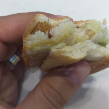 McDonald's Hamburger İçinden Belirsiz Madde Çıkması