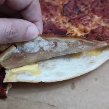 Domino's Pizza İki Lavaşı Birbirine Yapıştırıp Pizza Olarak Satıyor