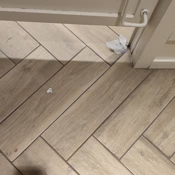 Elazığ Elysium AVM DeFacto Erkek Kabinlerinin Hali İçler Acısı.