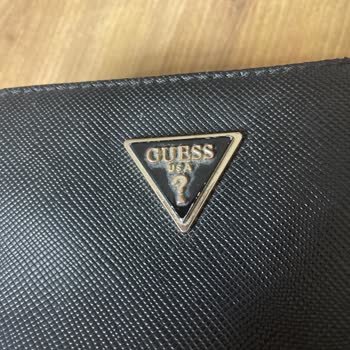 Guess Marka Çantanın Zincirinin Kırmızıya Dönük Renk Değişimi