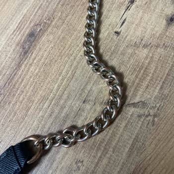 Guess Marka Çantanın Zincirinin Kırmızıya Dönük Renk Değişimi