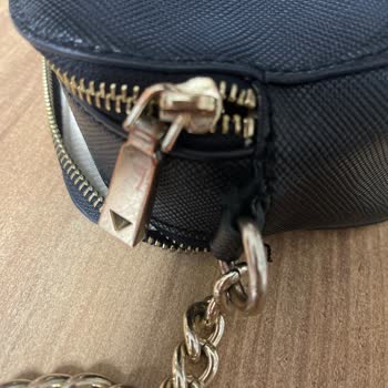 Guess Marka Çantanın Zincirinin Kırmızıya Dönük Renk Değişimi
