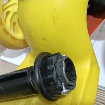 Rookie Scooter Aldım Ve Gidon Sapı Çıt Diye Kırıldı.