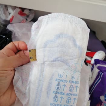 Kotex İn İçinden Etiket Çıkması