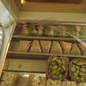 Zaitoune Sweets Verdiğimiz Siparişin Yerine Ne Olduğu Belirsiz Ürünler Koyan Firma