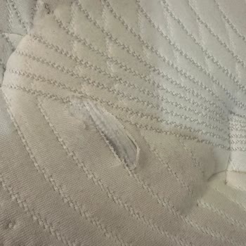 Yatsan Garantili Ürün Olmasına Rağmen Yer Yer Dikiş Yerlerinden Acılan Ürün