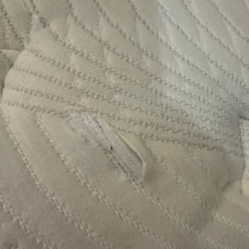 Yatsan Garantili Ürün Olmasına Rağmen Yer Yer Dikiş Yerlerinden Acılan Ürün