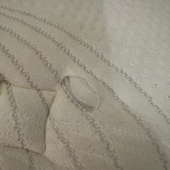Yatsan Garantili Ürün Olmasına Rağmen Yer Yer Dikiş Yerlerinden Acılan Ürün