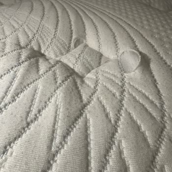 Yatsan Garantili Ürün Olmasına Rağmen Yer Yer Dikiş Yerlerinden Acılan Ürün