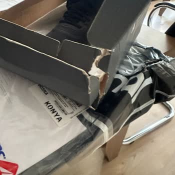 Sporjinal Adidas Marka Yırtık Ayakkabı Kutusu!