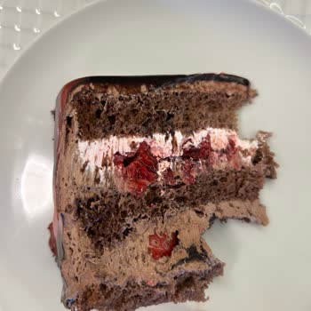 Ataşehir Pelit Pastanesinde Pasta Krem Şanti İle Yapılmış