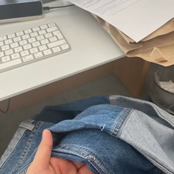 Mango Siparişleri Keserek Paketliyor