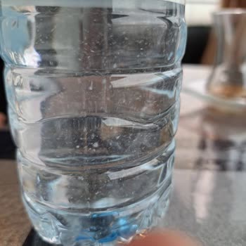 Kapağı Kapalı AOÇ Pet Şişenin İçerinde, Gözle Görülebilen Tortular