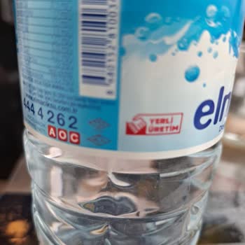 Kapağı Kapalı AOÇ Pet Şişenin İçerinde, Gözle Görülebilen Tortular