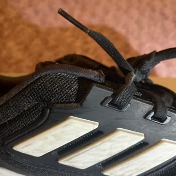 Adidas Ayakkabı Bağcık Problemi